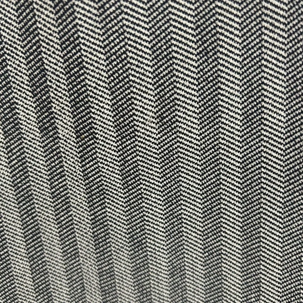 Eva Longoria Sleeveless Chevron Pattern Vest Sweater Black / White Size Medium - Picture 3 of 5